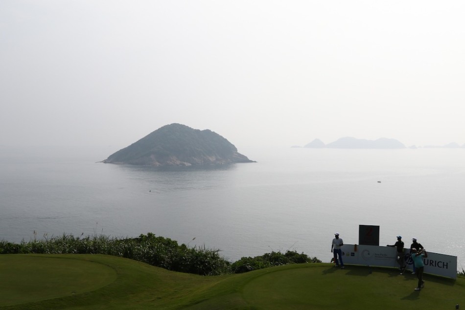 关天朗在奥古斯塔赛场上全神贯注地推杆，身旁的球童凝神静气，共同演绎大赛中的经典瞬间。