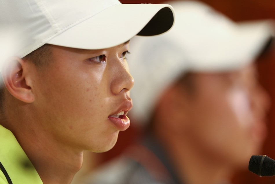 金诚在清水湾球场挥杆瞬间，身姿挺拔，目光如炬，俨然是冠军奖杯的有力争夺者。