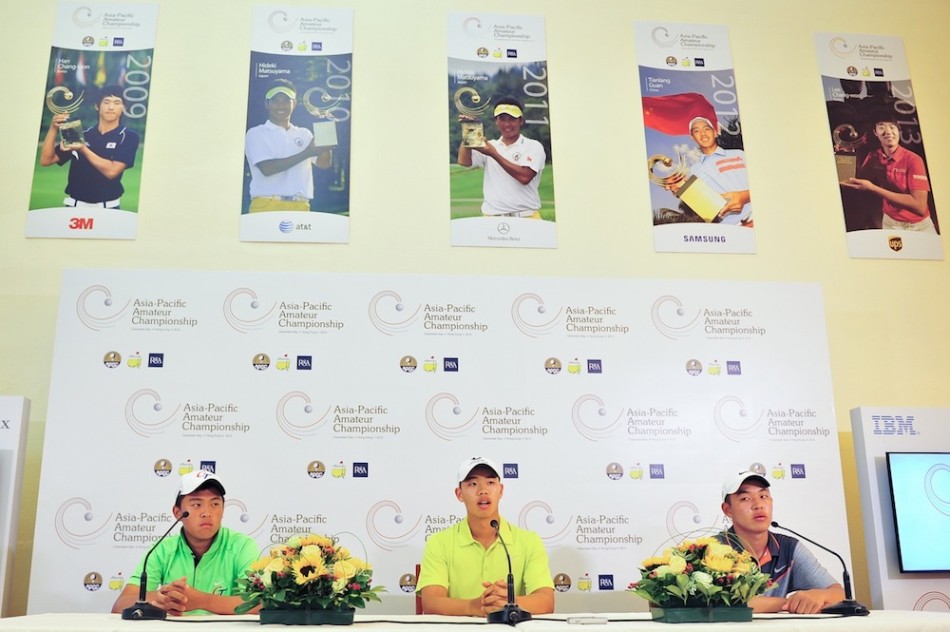 关天朗在练习场沙坑中专注救球，沙粒飞溅，展现其扎实细腻的短杆技术功底。