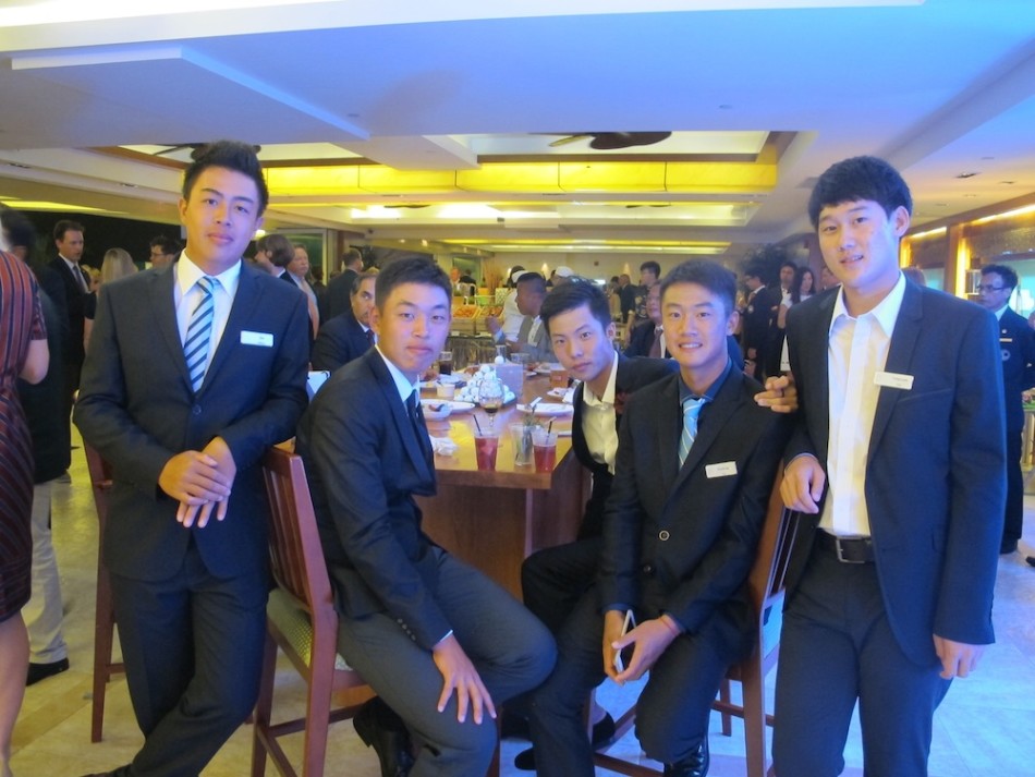 中国球员们身着西装，精神抖擞地参加赛事欢迎晚宴，自信从容地融入国际高球社交圈。