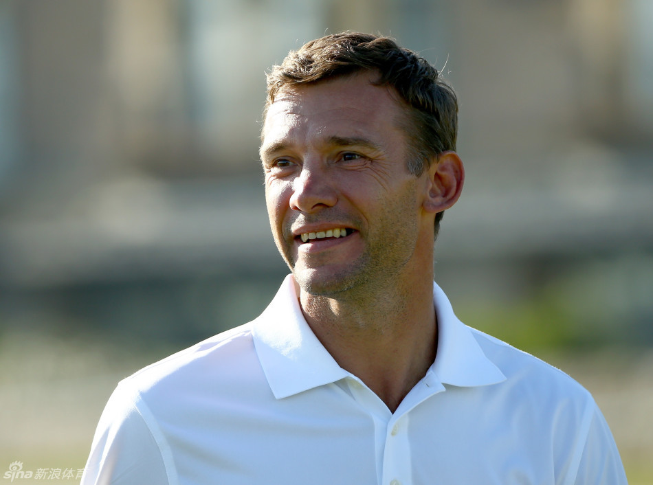 足球巨星舍普琴科在高尔夫赛场上专注推杆，神情认真仿佛置身欧冠决赛点球点