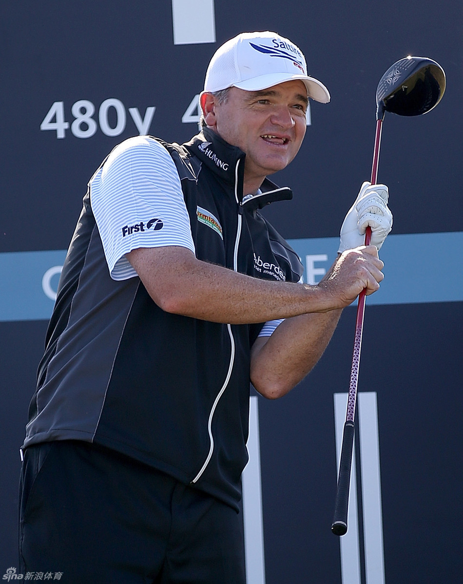 英格兰名将李韦斯特伍德在比赛中观察球路，经验与智慧写在脸上