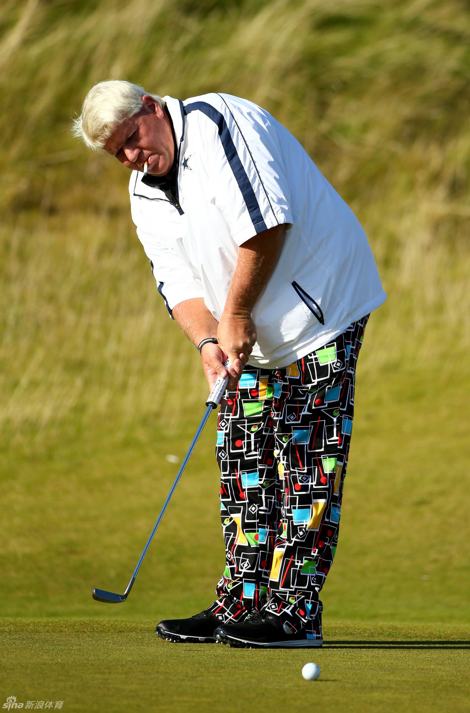 高尔夫传奇约翰达利在练习场上挥杆，动作充满力量与个性