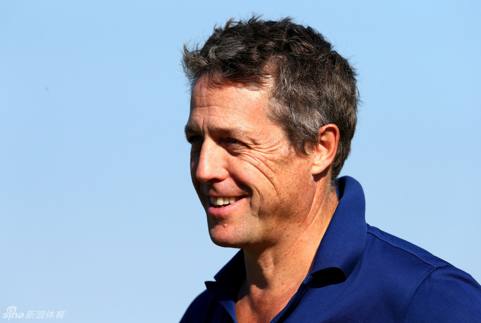 传奇高尔夫教父克鲁伊夫在果岭上沉稳推杆，将足球的全攻全守哲学融入高尔夫运动