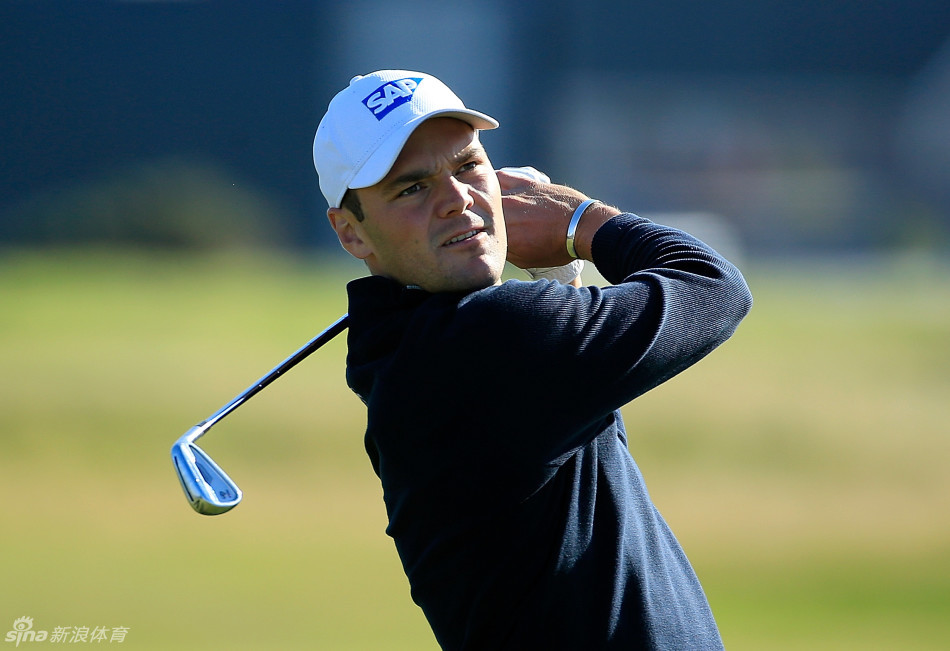 圣安德鲁斯老球场著名的斯威肯桥，一位球手正悠然走过这座承载高尔夫历史的石桥