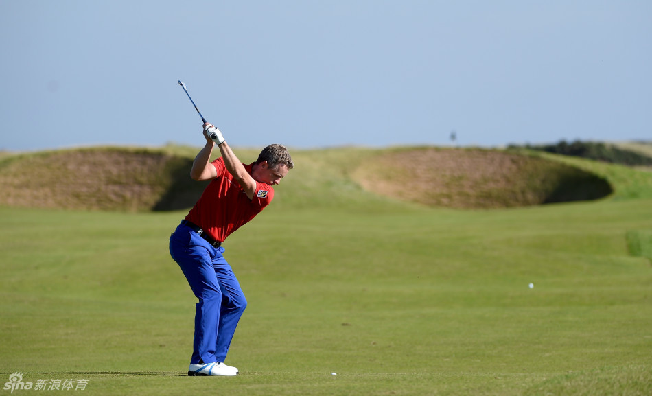 高尔夫名将保罗劳列在比赛中大力开球，白色小球划过蓝天绿草之间