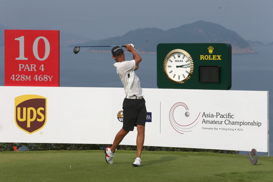 张雄熙在主场观众的注视下优雅推杆，眼中满是决心。