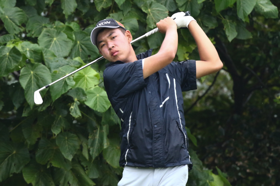 老将阿萨诺夫挥杆击球，岁月在他脸上刻下痕迹，但挥杆的热情依然闪耀。