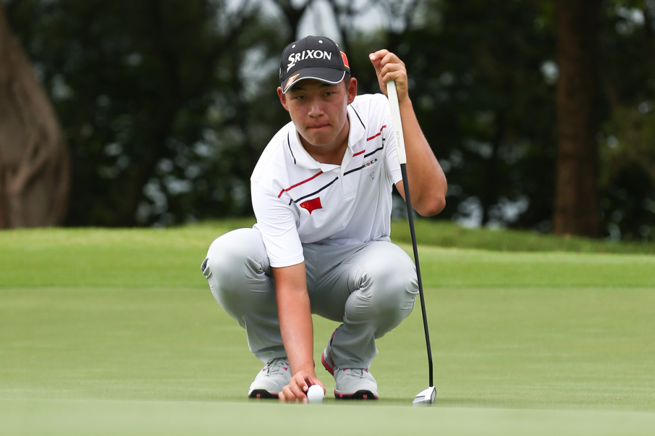 清水湾球场临海而建，强风卷起千层浪，选手们在极具挑战的环境中挥杆。