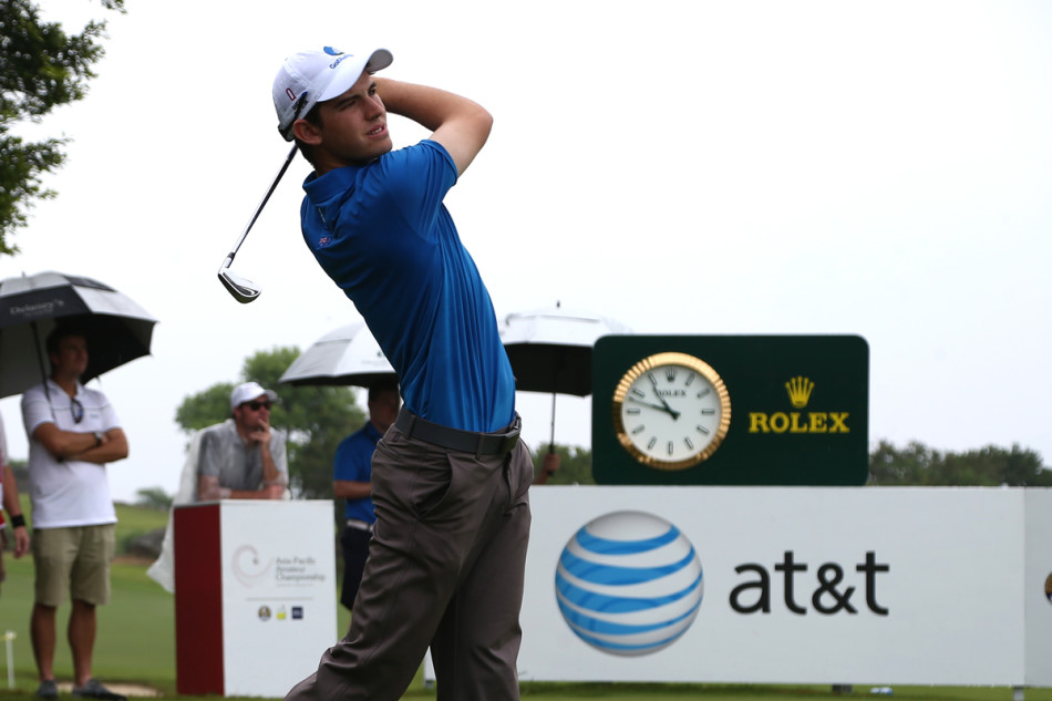 瑞恩·鲁夫斯大力开球，肌肉线条在阳光下展露无遗，充满力量感。