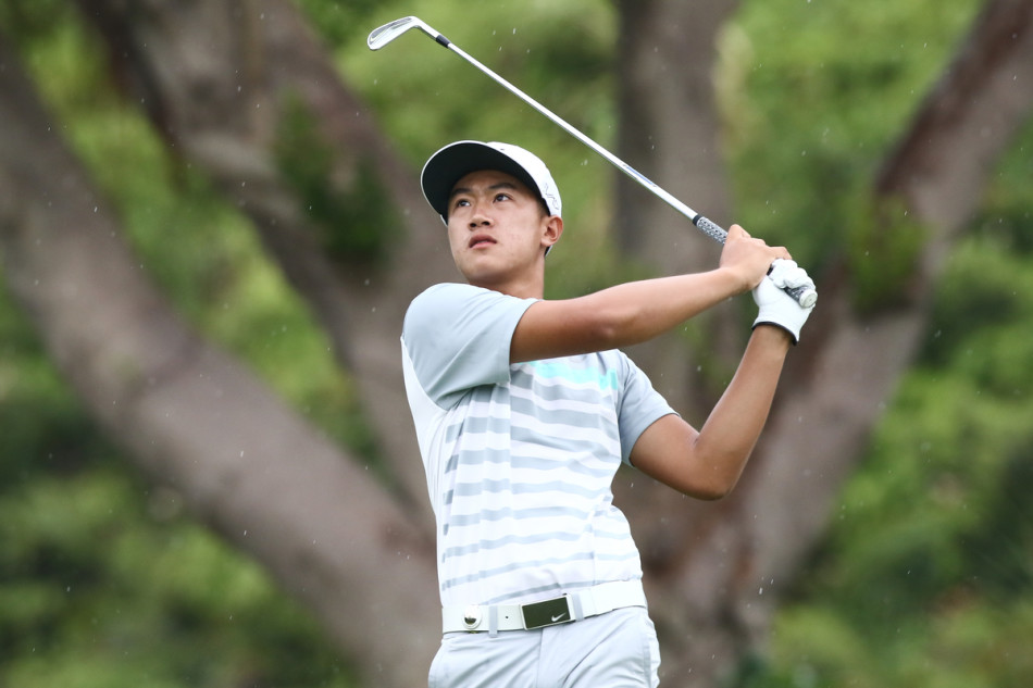 金诚在颁奖仪式上高举冠军奖杯，背后是象征荣耀的美国大师赛邀请函。