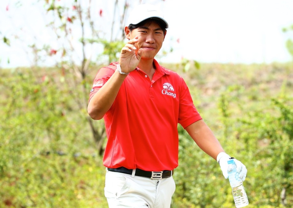 曹一在发球台上全力开球，动作流畅有力，目光紧随小白球飞向球道远方