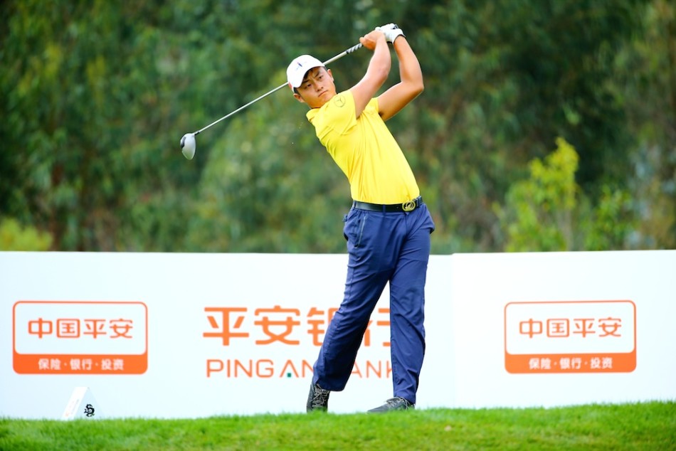 麦克弗森在沙坑中救球，沙粒飞扬瞬间展现高尔夫技巧与力量