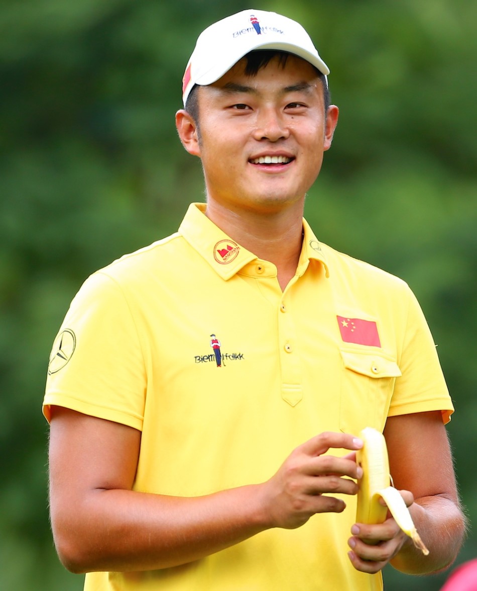 比赛现场观众聚集在玉龙湾球场优美的自然环境中，聚精会神地观看球员的精彩表现