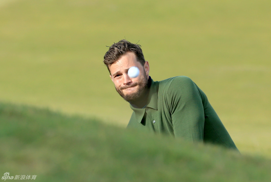 丹麦高尔夫新星奥里森在果岭上专注凝视，眼神中充满了对胜利的渴望与坚毅