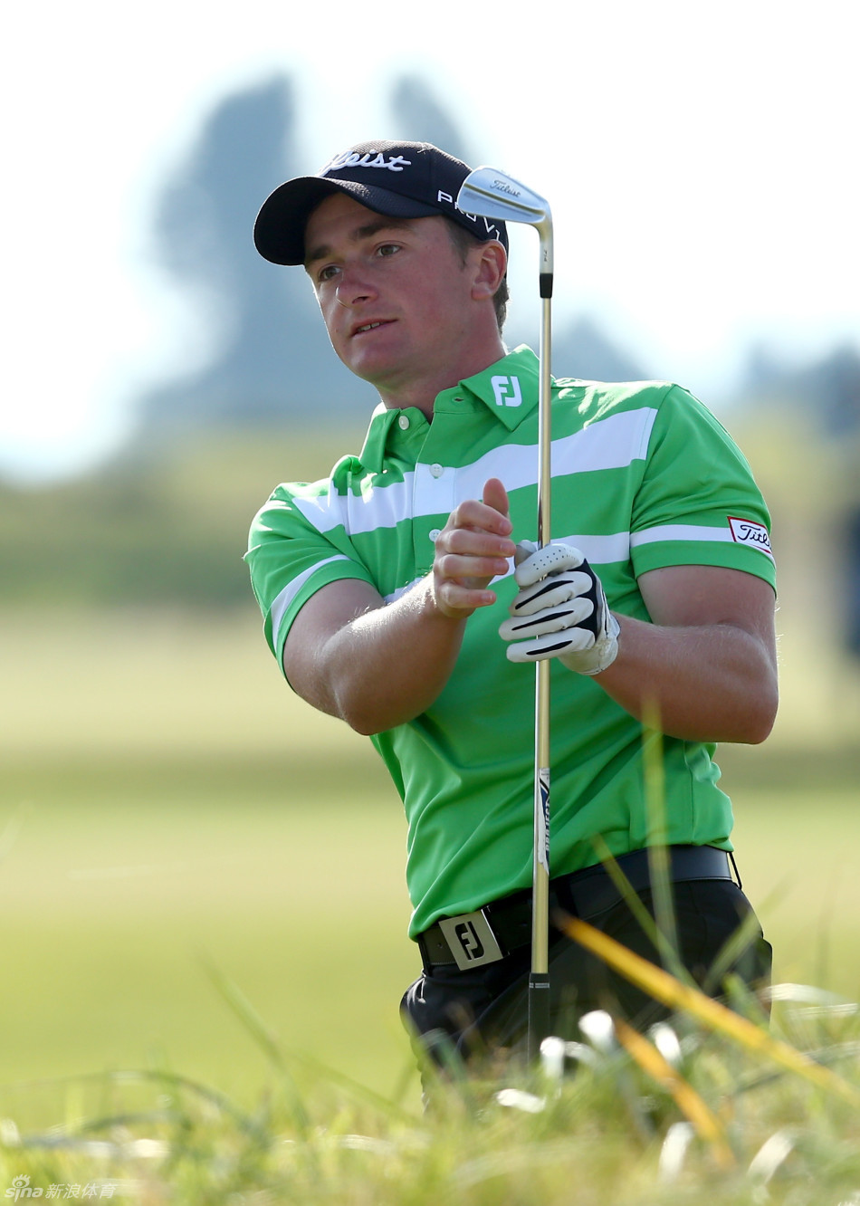 达利在果岭上屏息凝神准备推杆，手握的正是那支充满故事的推杆