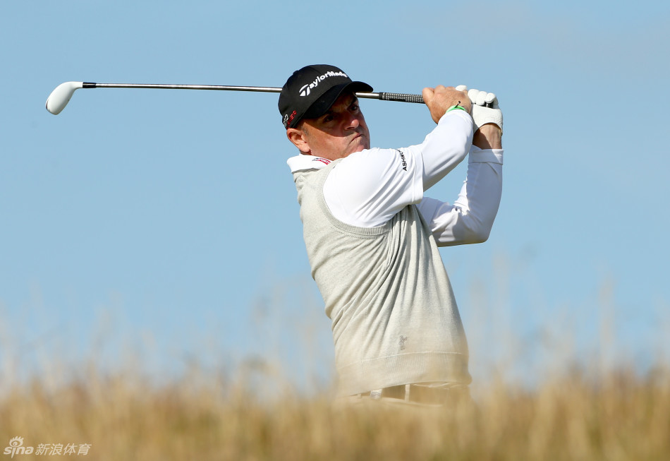 著名影星詹米-多南潇洒挥杆，跨界展现高尔夫运动的独特魅力与时尚气息