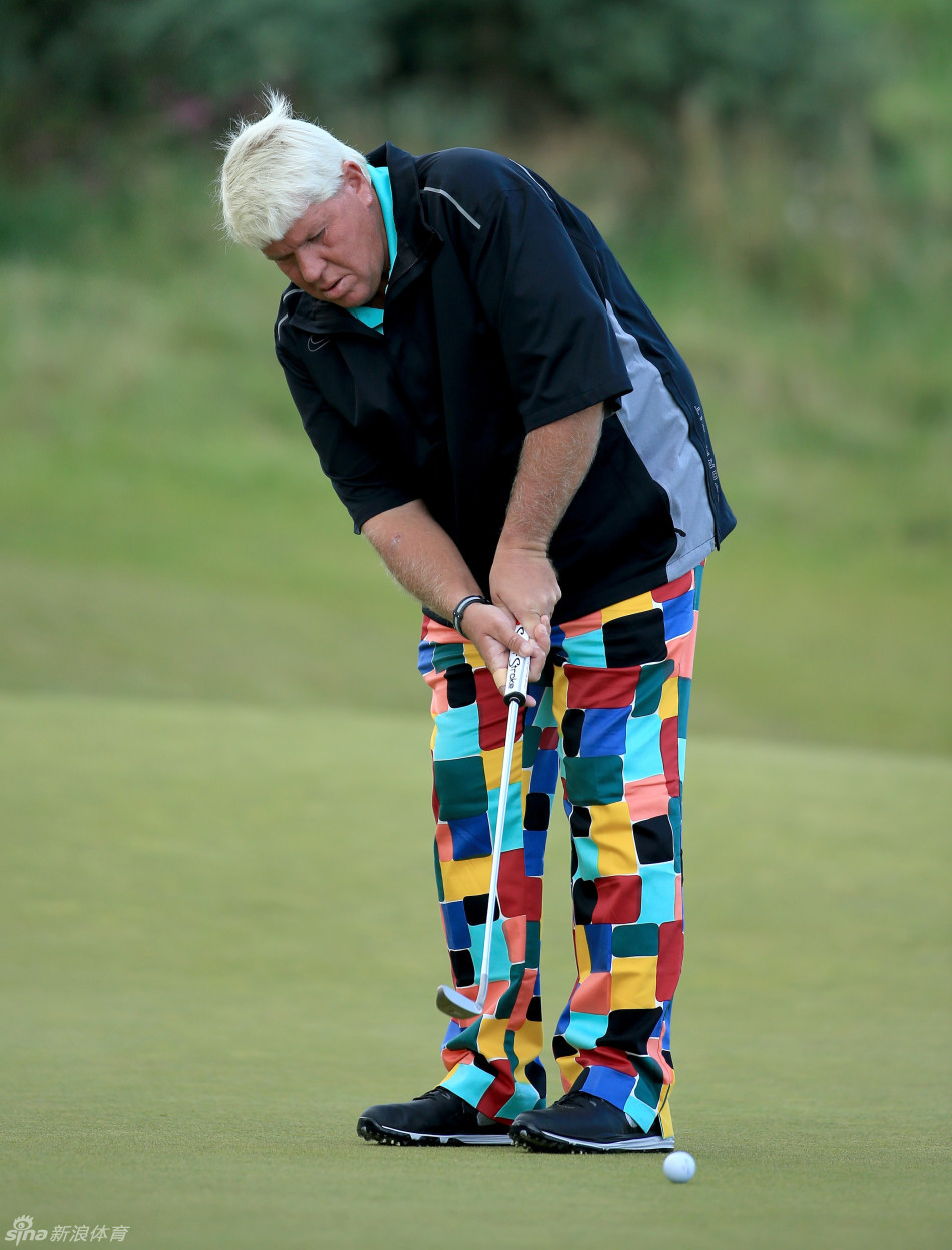 保罗-邓恩在比赛中沉稳推杆，仿佛整个世界都静止于他的计算与一击之间