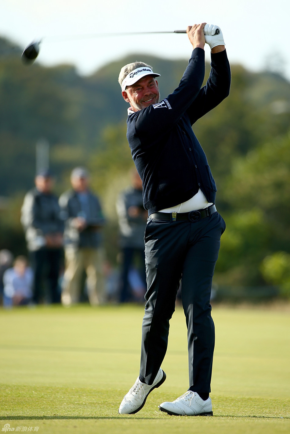 达伦-克拉克全力开球，身体充分扭转，展现出高尔夫运动充满力量与技巧的瞬间