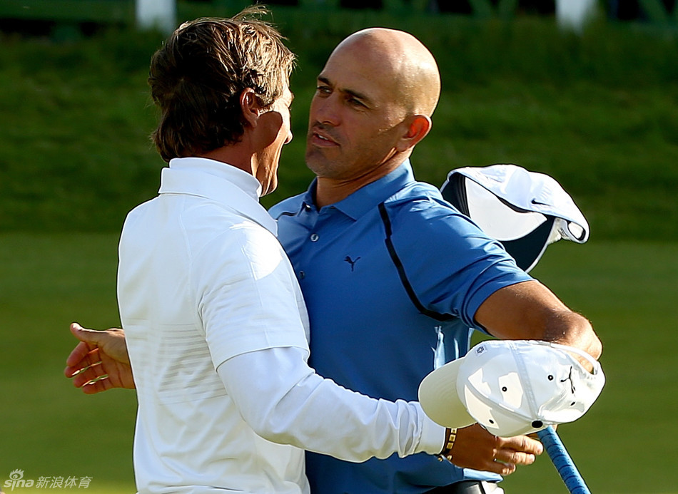 莫里森与队友在赛后紧紧拥抱，笑容灿烂，分享着并肩作战的深厚情谊与喜悦