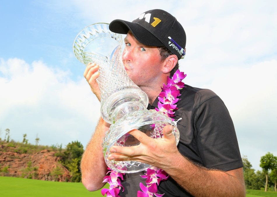 约什·吉里深情亲吻冠军奖杯，闭目陶醉于胜利的喜悦之中，奖杯的金属光泽映照着他激动的面庞。