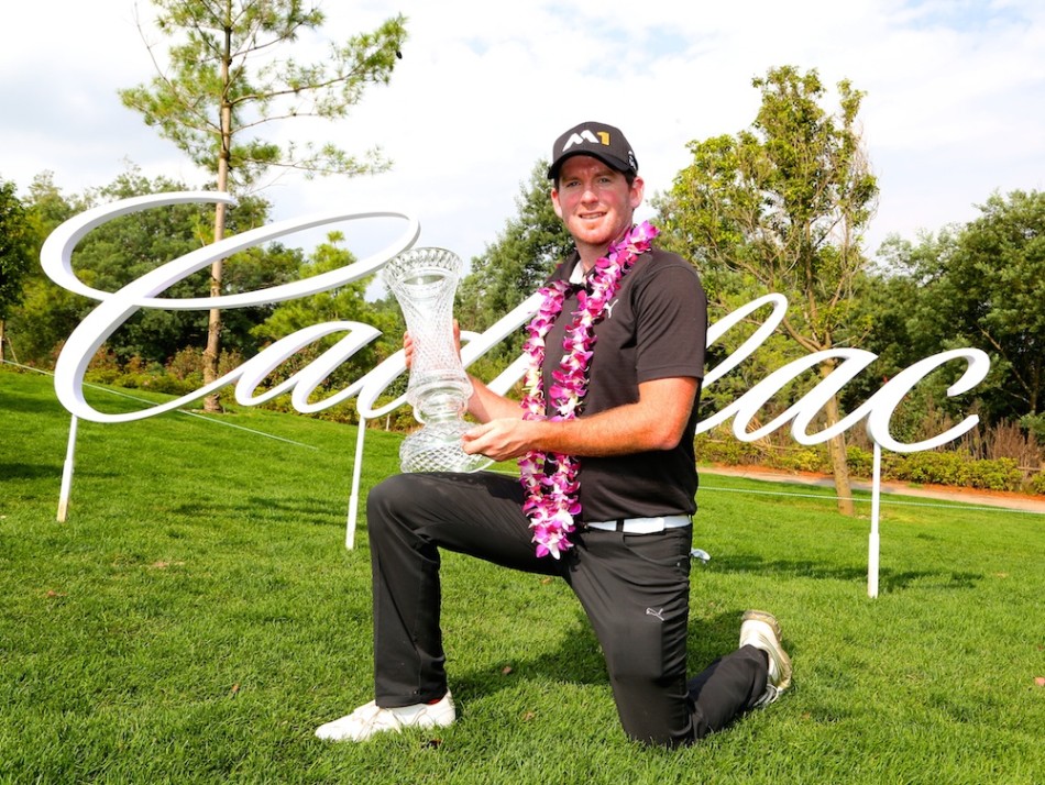 吉里在比赛中进行关键推杆，他弯腰屈膝，视线与推杆线路保持平行，全神贯注地准备完成这决定性的一击。