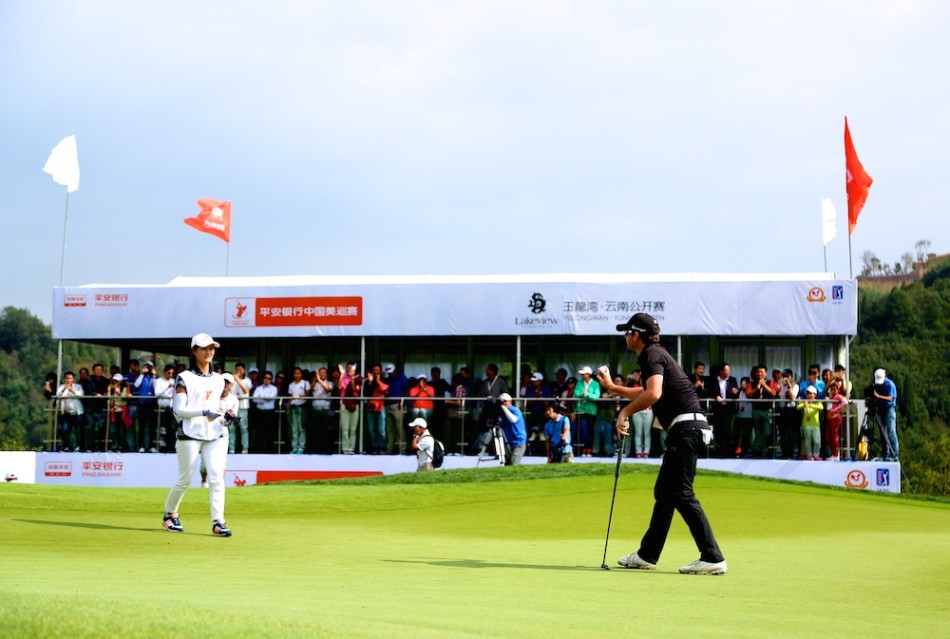 在玉龙湾云南公开赛的激烈角逐中，吉里正进行精准的攻果岭击球，动作干净利落，球杆划过空中，留下充满动感的瞬间。