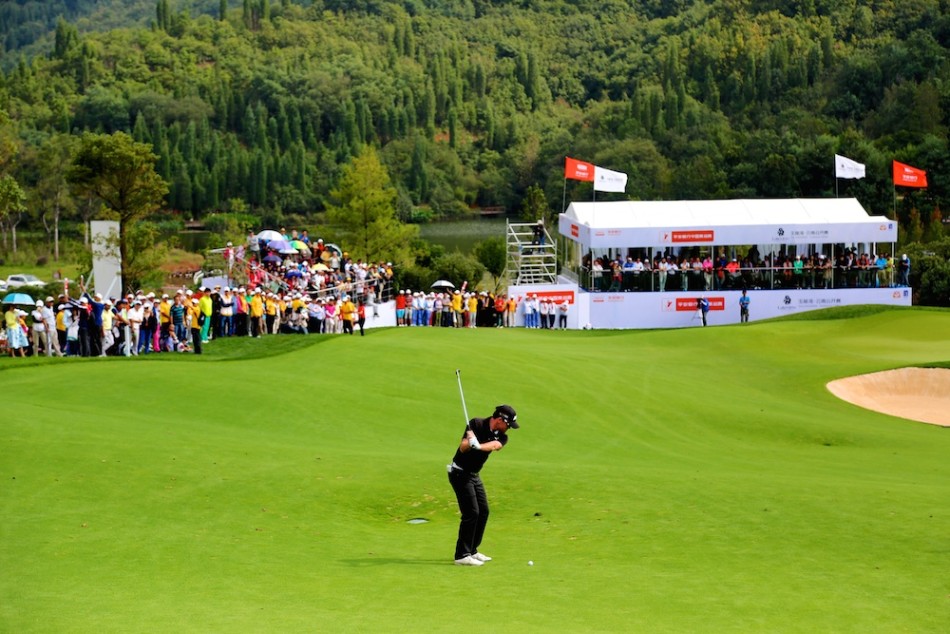 吉里在练习场专注地进行挥杆训练，夕阳的余晖勾勒出他专注的侧影，展示冠军背后日复一日的刻苦与坚持。