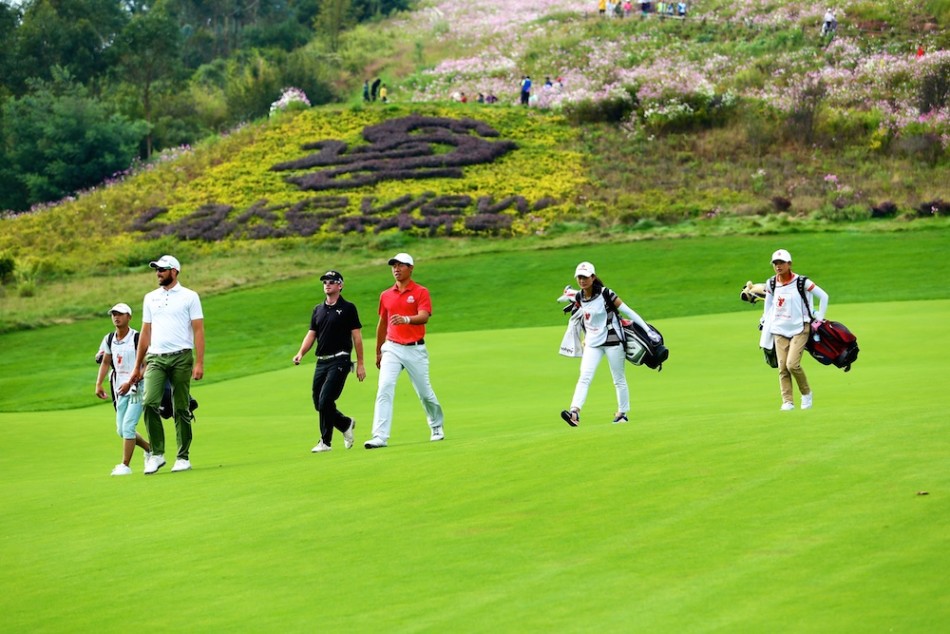 夺冠后，约什·吉里与赛事奖杯及赞助商标识的合影，他手持奖杯自信地看向镜头，笑容中充满了实现目标的满足与自豪。