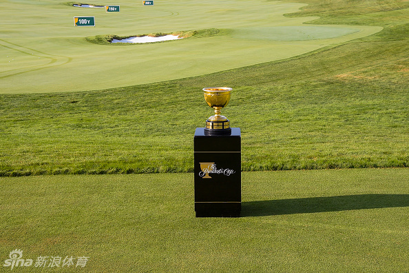 扎克·约翰逊与马特·库查尔在休息室进行激烈的乒乓球对决，库查尔表情专注，正欲挥拍