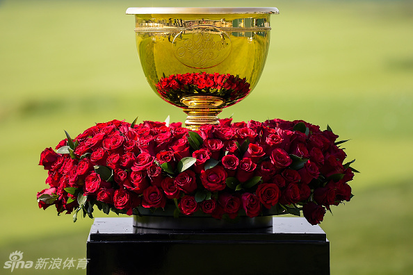 总统杯赛场边，热情的球迷们举着标语和帽子，等待球星签名，场面热闹非凡