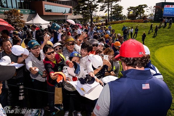 美国队队长杰伊·哈斯（右）与国际队队长尼克·普莱斯在开幕式上握手致意，预示着一场精彩对决的开始