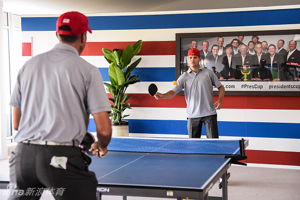 决赛日关键一战，比尔·哈斯在果岭上凝神观察推杆线路，身后是决定冠军归属的紧张氛围