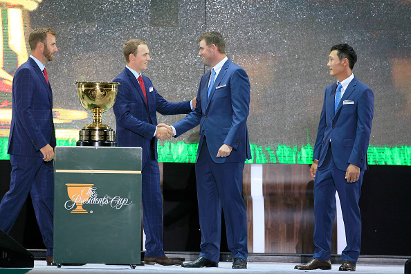 美国前总统乔治·W·布什笑容满面地现身总统杯现场,与周围人士轻松互动。