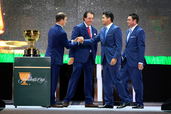 美国队天才球员乔丹·斯皮思对着镜头做出俏皮的鬼脸,尽显青春活力与幽默个性。