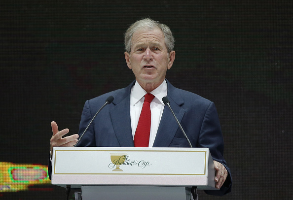 简森·戴伊与扎克·约翰逊在开幕式上友好握手,赛场上是对手,赛场下是朋友。