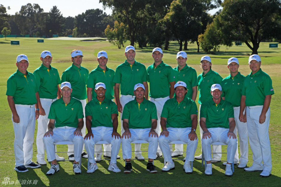 国际队队员在赢得关键一分后振臂欢呼，激动之情感染全场，展现了团队运动中最真挚的胜利喜悦与情感释放。