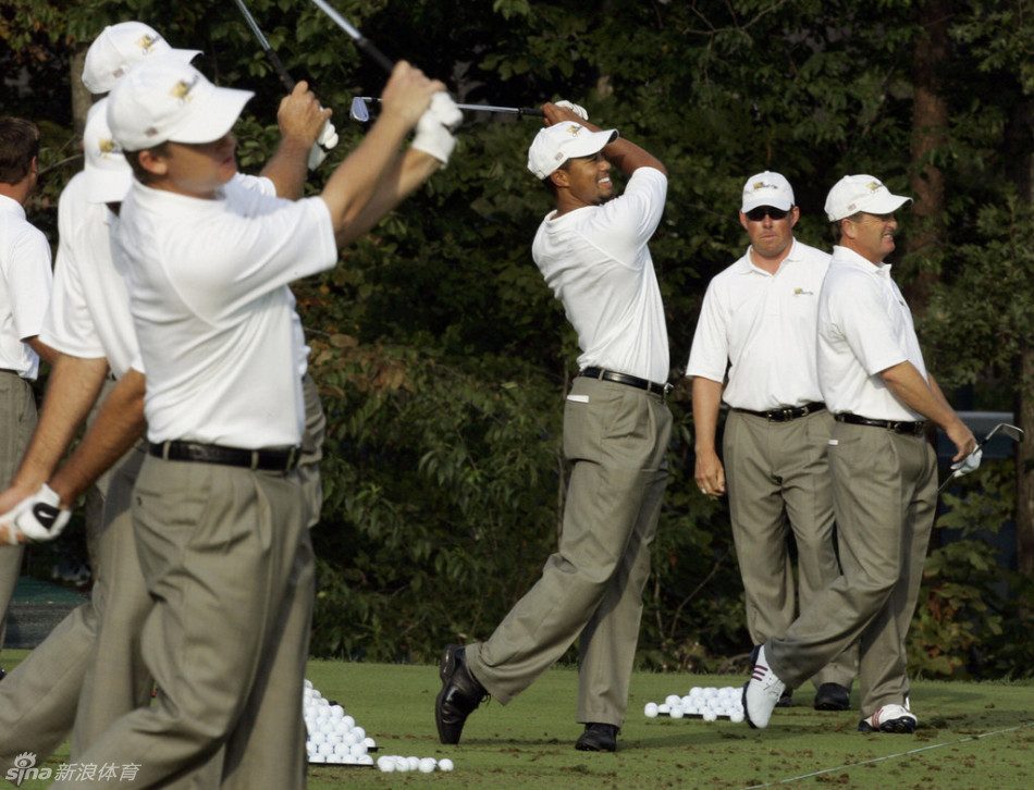 美国队队长与核心球员围在一起进行战术商讨，神情专注，手势有力，体现了团队作战的精密策略。