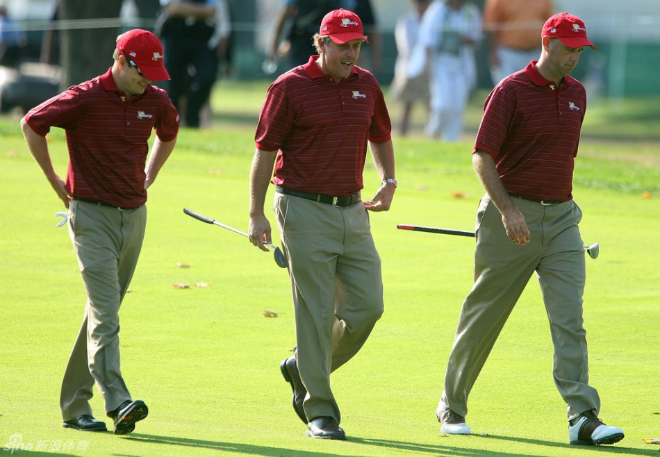 球场全景俯瞰图，蜿蜒的球道与清澈的水障碍相映成趣，完美展现了锦标赛级别球场的壮丽与挑战。