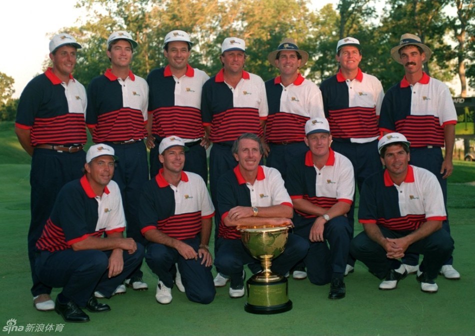 历届总统杯冠军队伍共同高举象征荣耀的奖杯，银光闪烁，凝聚着无数胜利的汗水与团队精神。