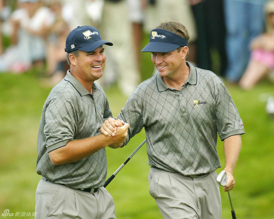 美国队与国际队队员在开球仪式上并肩而立，背景是飘扬的各国旗帜，展现体育无国界的庄重与友谊。