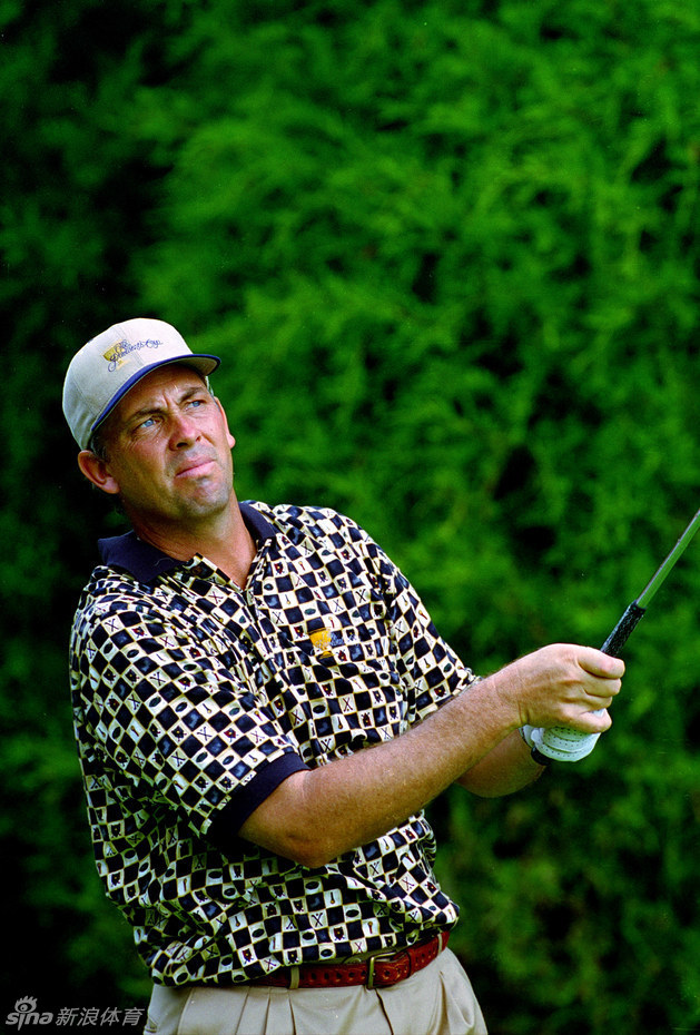 观众们屏息凝神，聚焦于果岭上即将推击的球员，阳光洒在绿茵场上，紧张与期待的氛围弥漫全场。