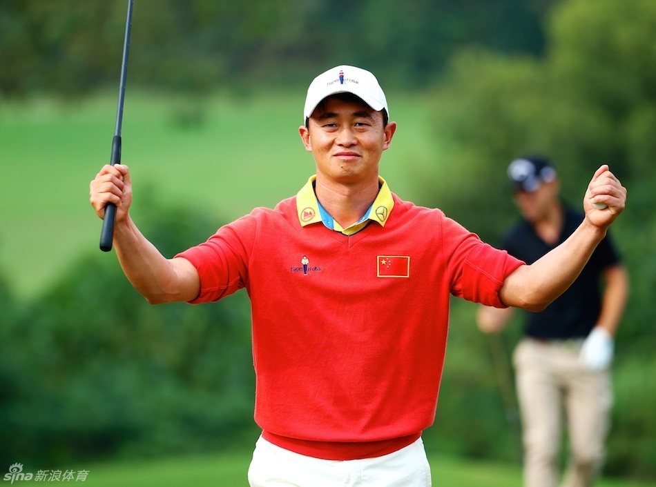 中国名将黄文义在球道上稳健挥杆，阳光勾勒出他专注的侧影，小白球划出完美弧线飞向果岭