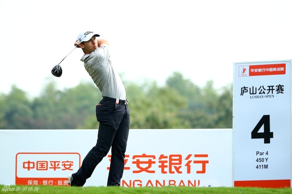 布莱顿-麦克弗森在果岭边细心切杆，身体重心完美转移，草屑随挥杆动作飞扬而起