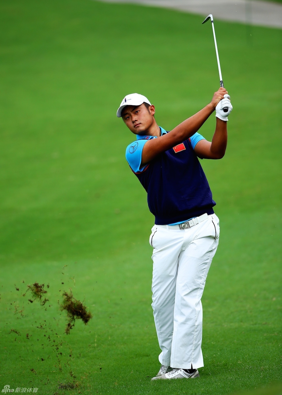 韩国老将金泽洙俯身观察果岭线路，眉头微蹙思考着长推的力度与转折点