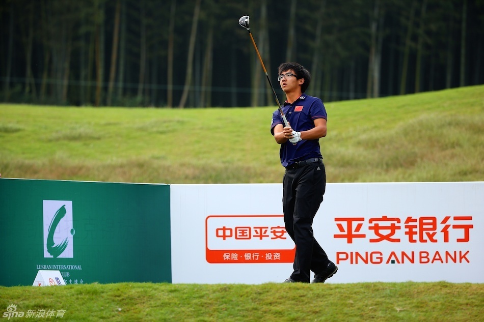 澳大利亚选手雷蒙德-皮弗尔向镜头展示手中高尔夫球，阳光照在他坚毅的面庞和那颗白色小球上