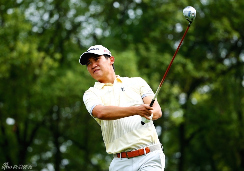 窦泽成迎着山风开球，年轻的脸庞上写满专注，球杆挥出瞬间力量与优雅完美结合