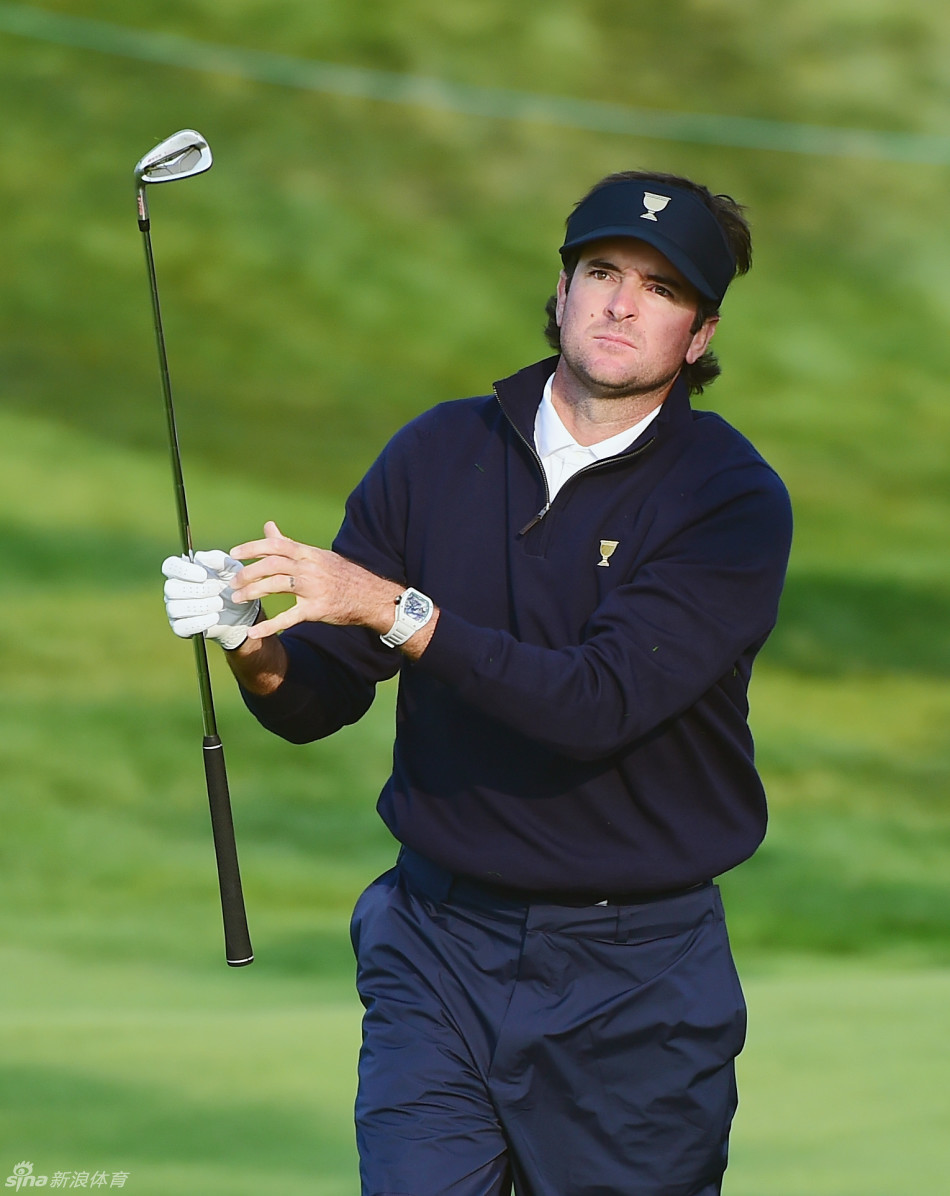 达斯汀·约翰逊在发球台全力开球瞬间,身体完全扭转后释放出巨大力量,小白球在空中划出极具穿透力的笔直弹道。