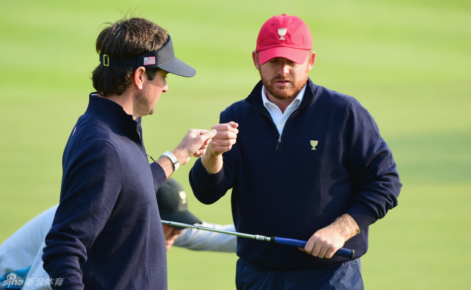 国际队球星亚当·斯科特、简森·戴伊等身着经典格子队服合影,队服上的格子图案鲜艳醒目,队员们表情坚定,展现出团队的团结气势。