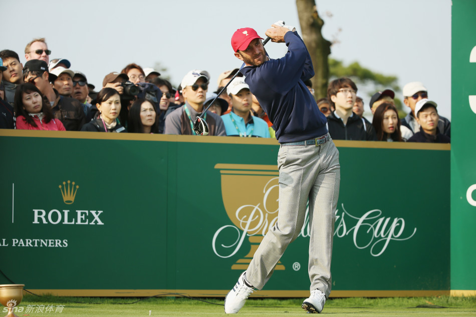 达斯汀·约翰逊与乔丹·斯皮思在练习轮中并肩而行,阳光洒在球道上,两人面带笑容轻松交流,展现了大赛前难得的放松时刻。